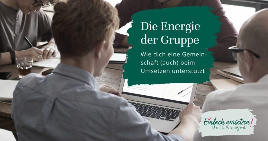 Bild von Gruppe am Schreibtisch mit Text „Die Energie der Gruppe“