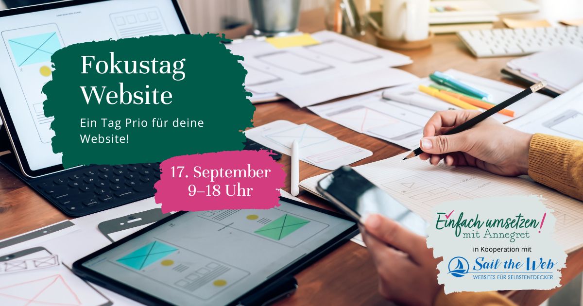 Bild zeigt einen Schreibtisch mit Entwürfen für die Website. Daneben steht der Text "Fokustag Website - Endlich Zeit für deine Website!"